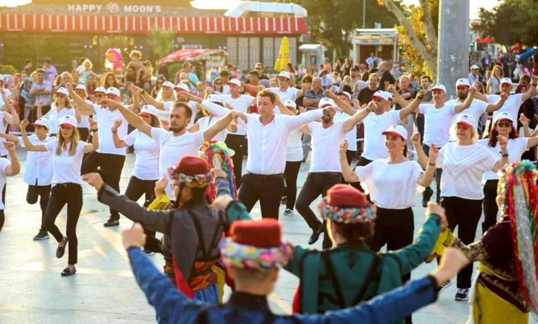 Balıkesir haber | Bandırma Cumhuriyet Meydanı'nda harmandalı gösterisi