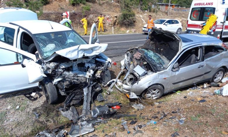 Çanakkale gündem haberleri... Çanakkale'de çarpışan iki otomobildeki 5 kişi yaralandı