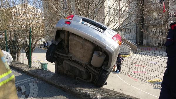 Otomobil, okul bahçesinin çitlerini aşıp duvarda asılı kaldı, 1 veli ağır yaralandı