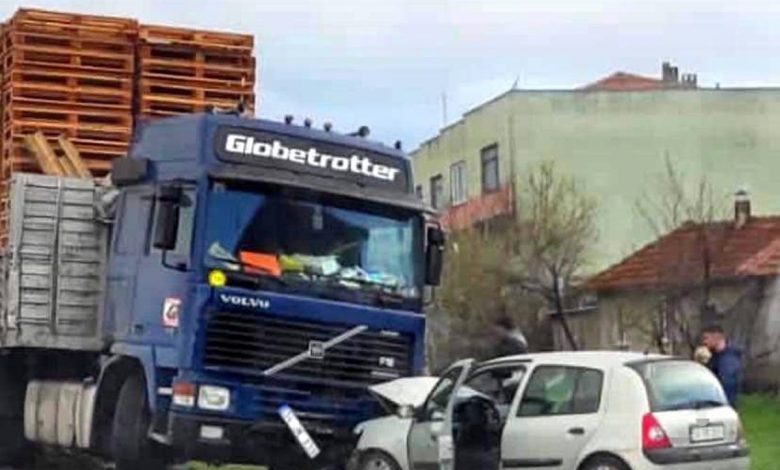 Gönen'de palet yüklü tır ile otomobil kafa kafaya çarpıştı