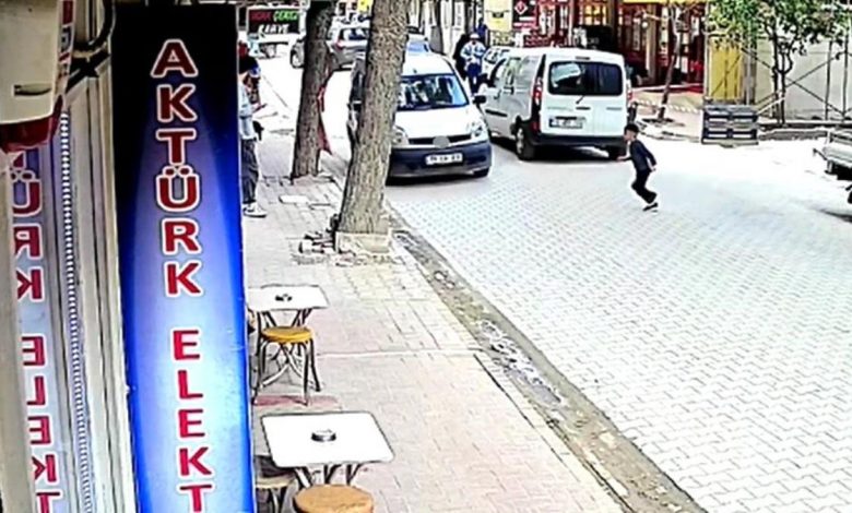 Balıkesir'de 7 yaşındaki çocuğun aracın altında kaldığı kaza kamerada