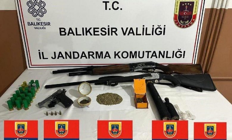 Balıkesir'de silah ve uyuşturucu operasyonu